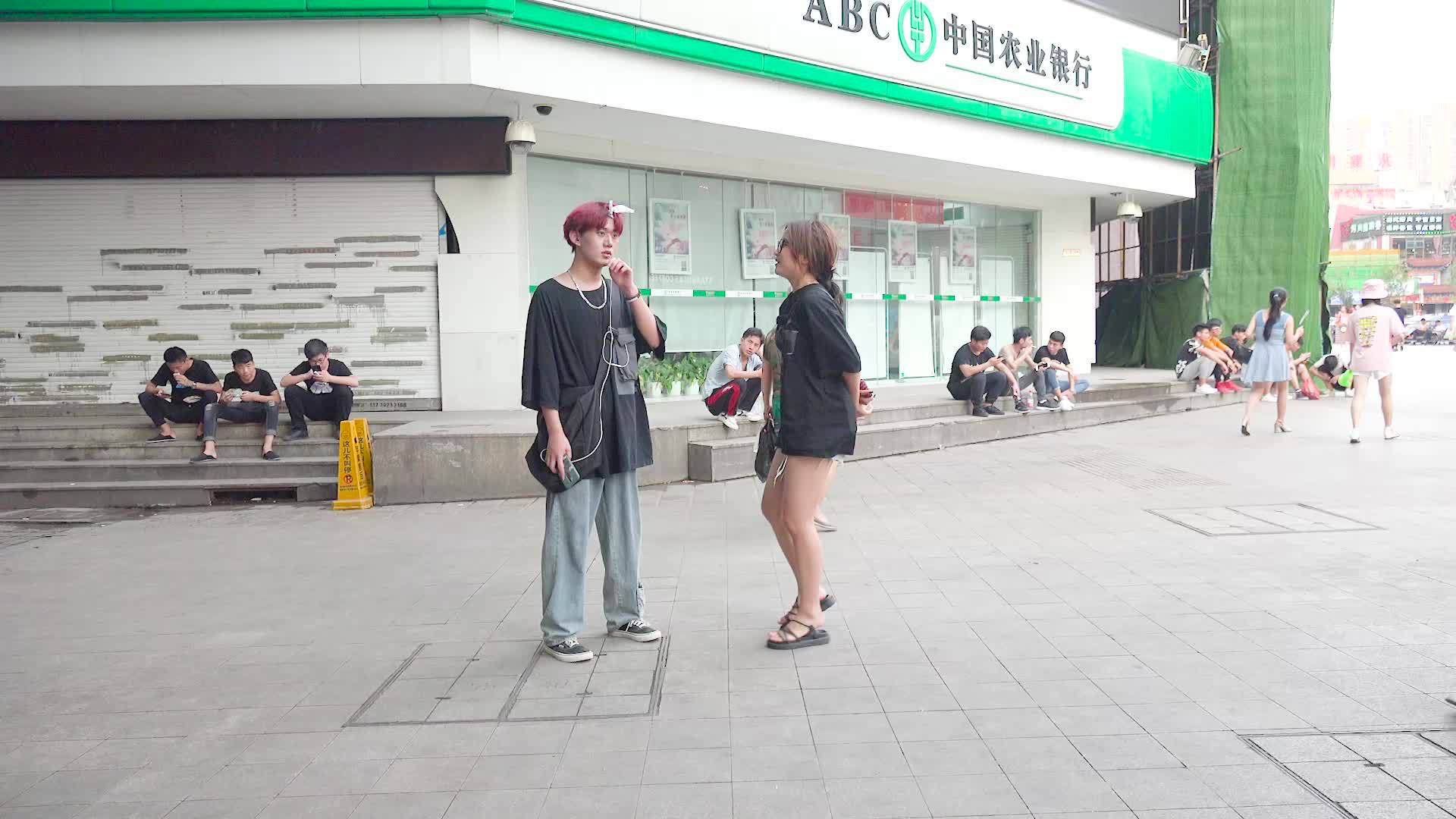 直男小哥撩妹，美女竟秒懂