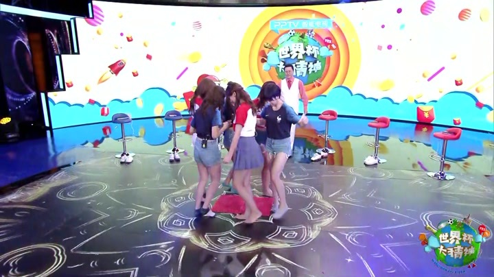 小姐姐们单脚站立指压板竟如此不占地方