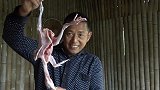悠云居二流子做叫花鸽，直接放在土灶里闷，看他大口开啃流口水了