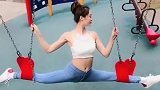 你们的一字马简直是弱爆了，看到小姐姐展示后，我怀疑人生了