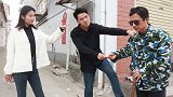 小伙把100元换成1元给盲人，没想盲人另有身份，很快报应来了