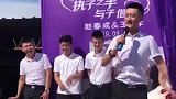 司仪让伴郎用舞姿祝福新人，不料伴郎是个人才，网友司仪都省了