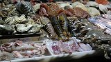 海鲜市场堆积成山，最低2块一斤成白菜价，为何价格相差这么大？