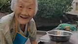 网友抓拍到外婆可爱表情，可爱又慈祥