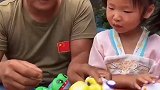 妹妹喂鳄鱼什么呢