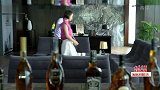 小伙帮姑娘准备的早饭，但是姑娘不希望工作时间被优待