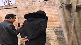 村民们整天来拍朱之文，大衣哥只好从后门偷偷溜回家，不容易啊！