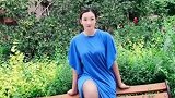 貌美如花的微胖女神，宽松的蓝色连衣裙搭配黑色丝袜，简直美呆了