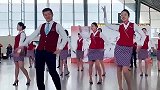 乌鲁木齐机场火了，航站楼上演难得一见的网红舞，简直太养眼了