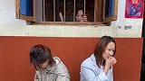 三个女人一台戏，只要有两个动起手，另一个看的最开心！