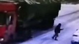冰雪天货车制动失控下滑 危急时刻路人搬石头止停