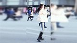 街拍：粉红色夹克搭配牛仔裤，冬日下的那抹温暖