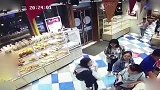 山东青岛高一女孩购物时莫名被打 扇耳光踹肚子