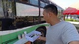 烧烤剩下的秋刀鱼，小猫一见抢着吃，秒变强盗