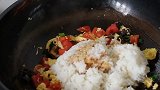 教你西红柿蛋炒饭的做法，色香味俱全，味道很赞！
