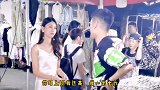 摆摊撩妹小哥这句夫妻对拜，美女都娇羞起来了