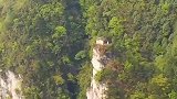 贵州大山悬崖上发现一座小房子，四面都是悬崖，这么高是怎么建上去的？