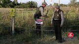 男警察去采野花，跨过栅栏却发生这样的事，真搞笑！