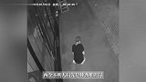 俩贼打车来杭州盗窃，一人蛮力踢飞门锁，正好砸到同伙