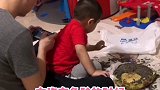 爸爸带娃能有多敷衍 爸爸为了打游戏，一个向日葵花盘溜孩子一天，父爱如山—体滑坡