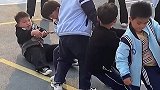 幼儿园拔河比赛，最后一个小朋友太卖力了