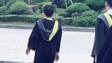 同学脚崴了出来拍毕业照，调皮室友在后面模仿