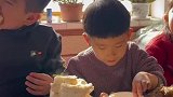 饭桌上弟弟准备要红包哥哥一把捂住