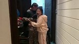 爸爸出差回家，女儿激动的哭笑不得，再也不用吃方便面了！