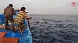 荒野垂钓：印度渔民深夜前往大海捕鱼，一天之内收货两条大旗鱼