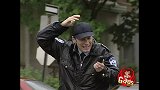 警察借伞，结果直接把路人的伞拿走了，路人的反应真逗！