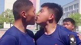 本来是个传纸牌的游戏，最后怎么变味了，感觉气氛有点“焦灼”