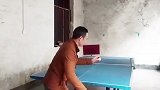 男子在家太无聊，自己和自己打乒乓