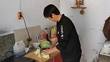 农村家里猪圈扣瓦，妮姐做手工馒头配大锅菜，一人一碗吃的真带劲