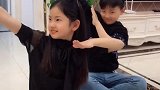 这手势是不是很酷