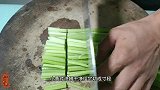 一家三口简简单单，吃顿《芹菜粉》地道东北家常菜，秃噜的很开心