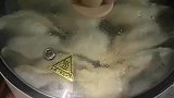男生寝室包干脆面馅饺子，电锅功率在学校要求范围内