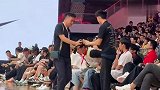 詹蜜！韦世豪身穿6号球衣 坐在活动现场第一排
