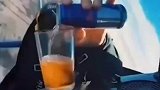战斗机在空中空翻倒饮料