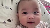 宝宝一下子就大笑了起来，就看爷俩此时的反应，太逗了