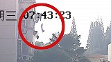 惊险！江苏一男童坠楼瞬间 好心人拉起被子救了他