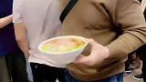 来面馆吃面看到的，小表妹心情不好，网友：是不是被老板娘收拾了