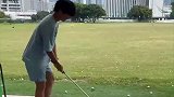 他说是第一次打高尔夫，你们觉得真的吗