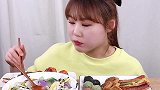 韩国美女挑战春节美味，彩色年糕汤根本吃不够