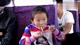 火车上拍到的一幕，小妹妹吃泡面的动作，真是独一无二！