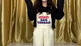 美女小姐姐一身穿搭活力四射，笑起来太有感染力！