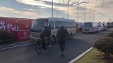 卡纳瓦罗园区骑行不忘戴头盔 与奥帅李白热聊