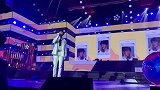 陈立农活力演唱个人单曲 白西装尽显冬日气息