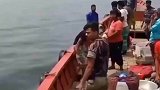 印度很多渔民上轮船，都是靠这样的方法逃票，船上的人已经见怪不怪了