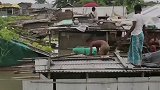 印度洪灾：居民站在屋顶上避难 近700万人受到影响