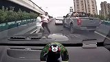 开车斗气，两男子高架口上演全武行！
